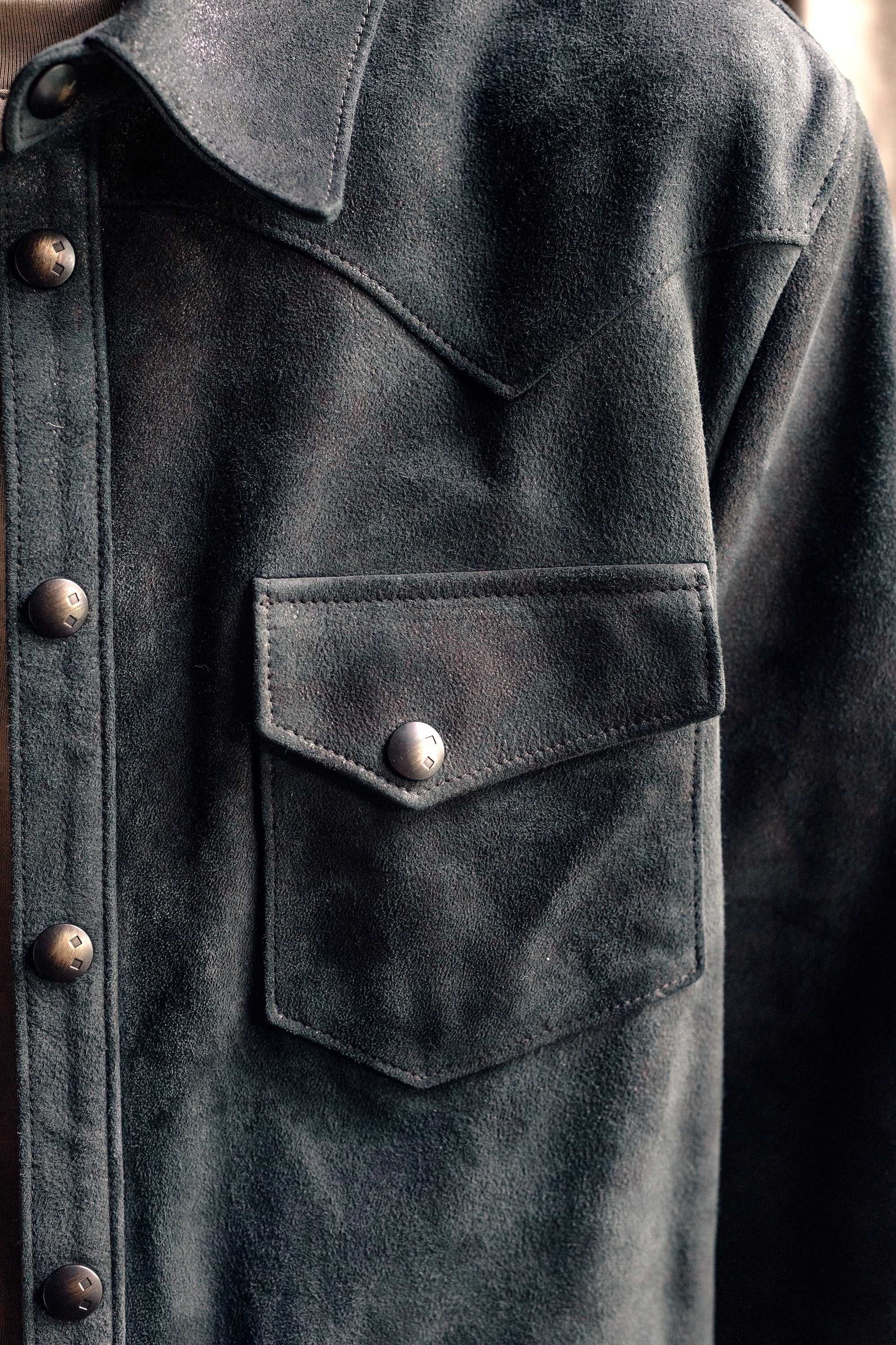 High-end men’s suede shirt in dark gray, refined texture and shimmer.