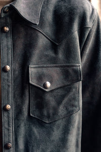 High-end men’s suede shirt in dark gray, refined texture and shimmer.