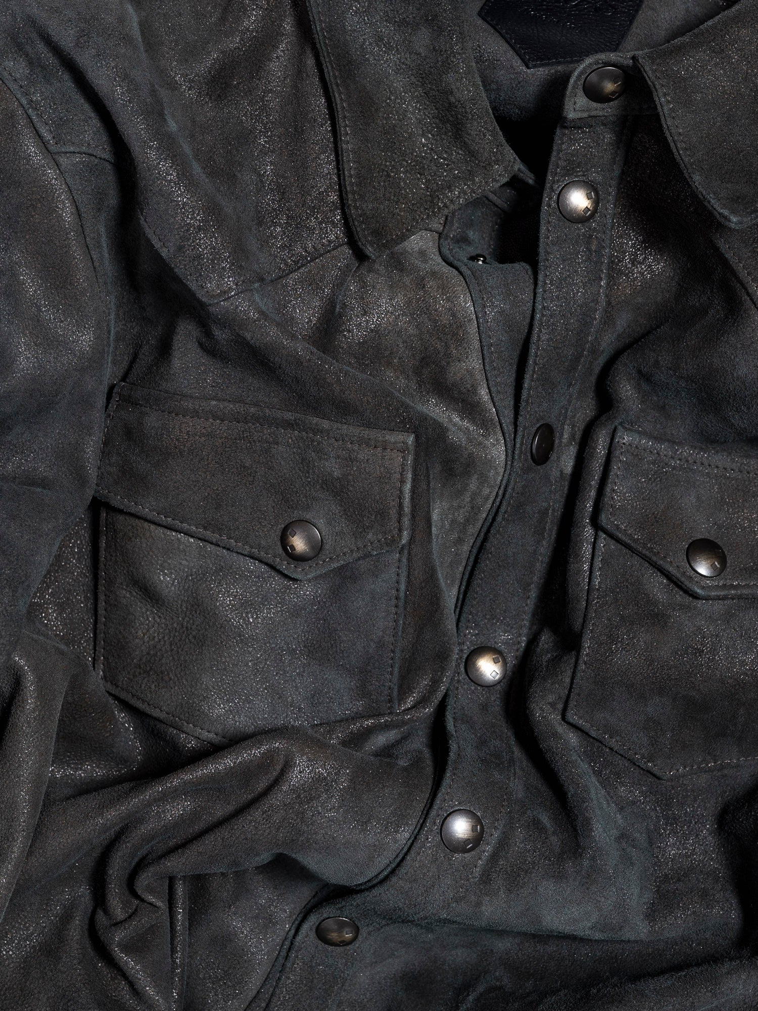 High-end men’s suede shirt in dark gray, refined texture and shimmer.