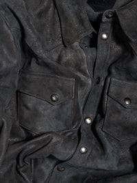 High-end men’s suede shirt in dark gray, refined texture and shimmer.
