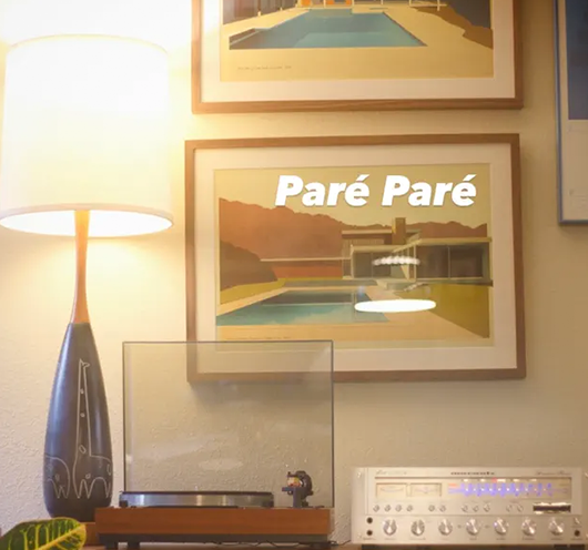 Image of a decorative lamp, some landscape paintings and a turntable and audio receiver with the words "Pare Pare"
